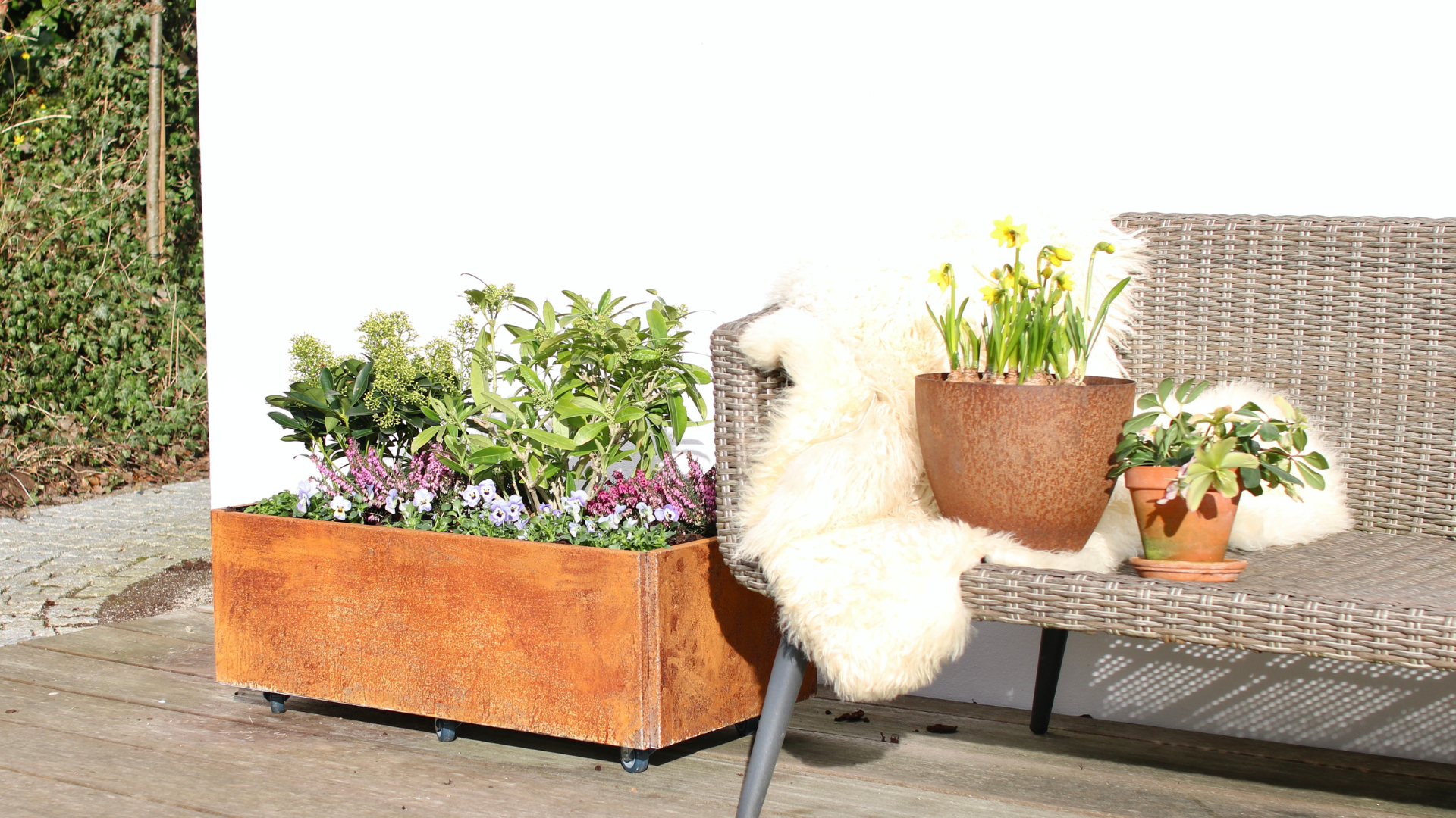 Krukor med knoppar – skapa vårkänsla inomhus