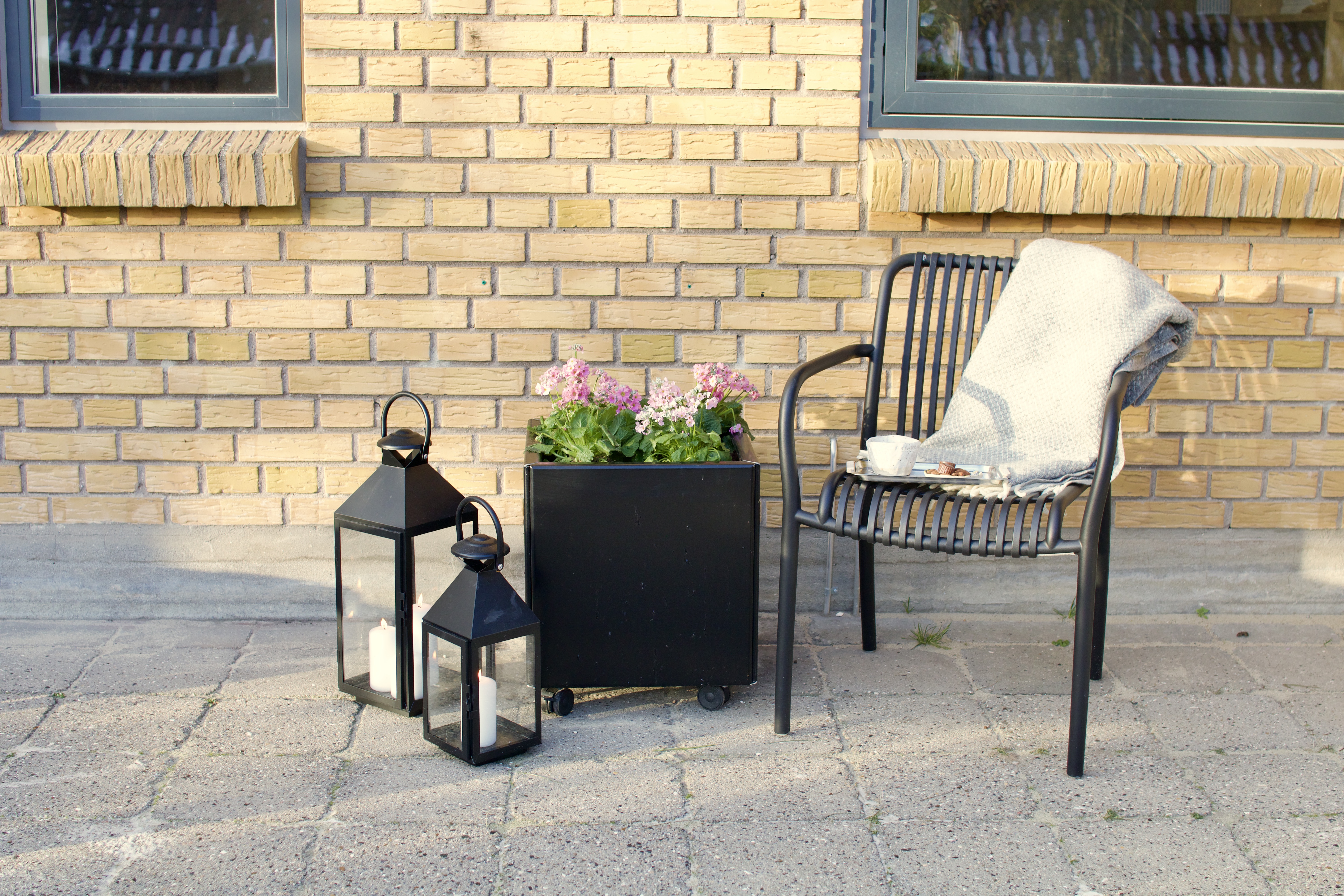 Svartlakeret Blomlådor