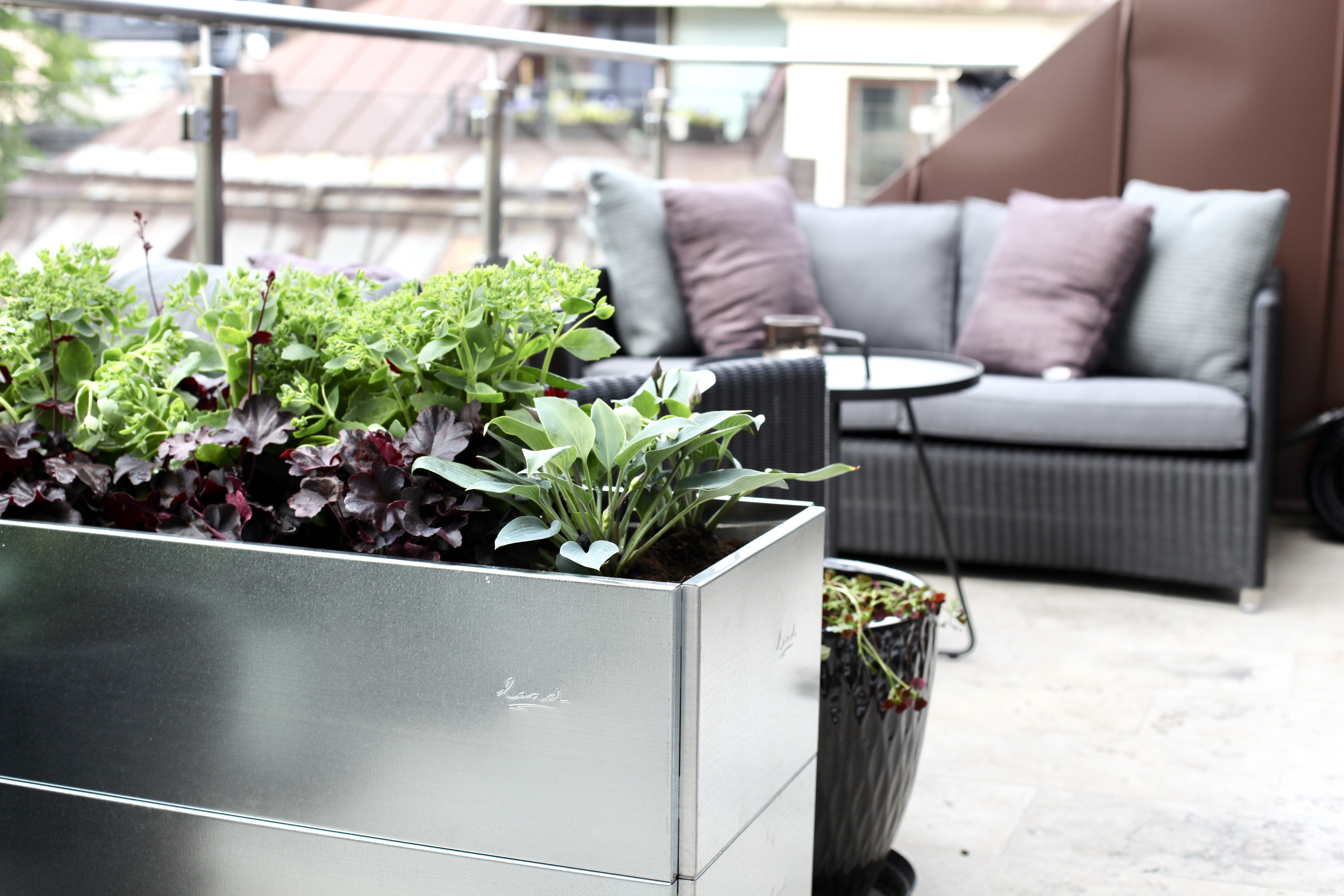 Skapa din drömträdgård – med blomlådor på balkongen