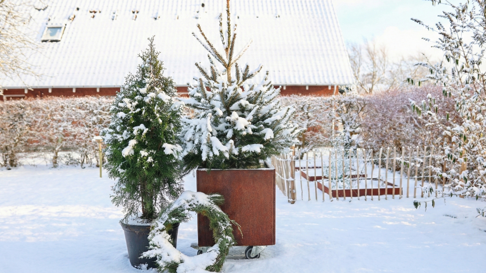 Blomlådor i rost – skapa värme och karaktär i trädgården