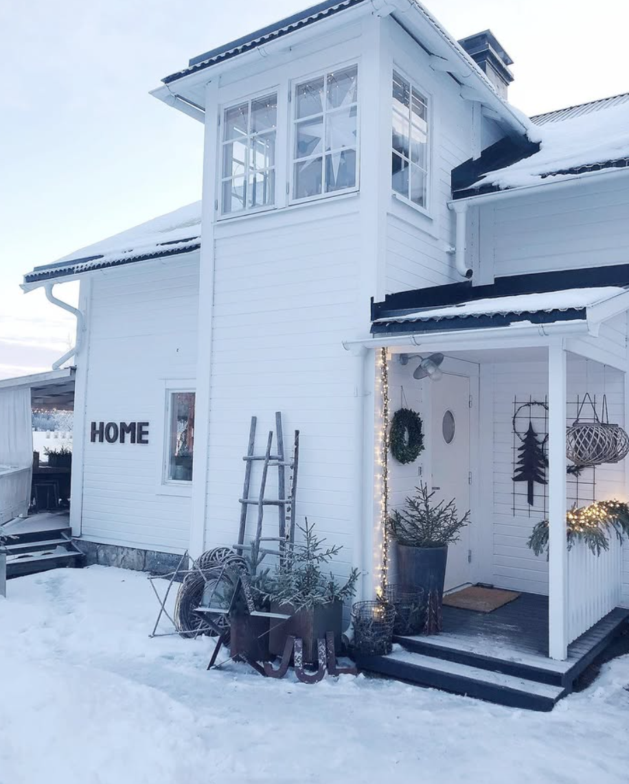 Skapa julstämning på terrassen med krukor och naturens pynt