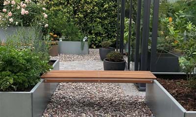 Land Modern Baenk Mellem To Plantekasser (1) Land Modern Baenk Mellem To Plantekasser (1)